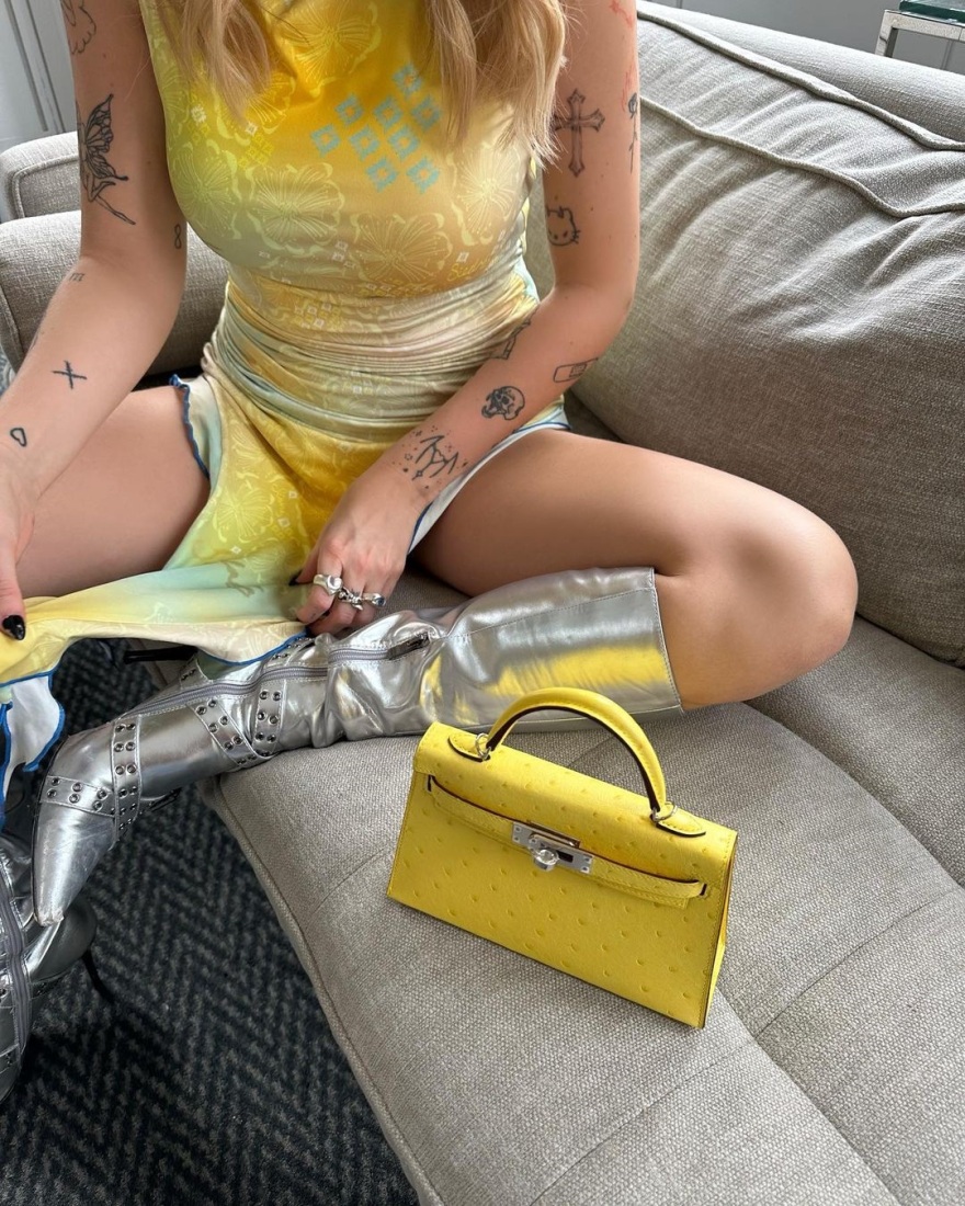 Λότι Μος: Δείχνει με υπερηφάνεια τα τατουάζ της