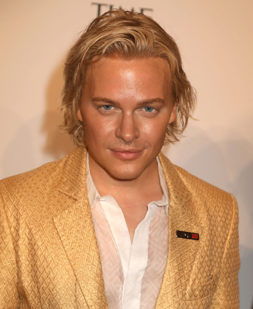 Φωτογραφίες: Η  Μία Φάροου ποζάρει με τον γιο της στο κόκκινο χαλί του TIME 100 Gala