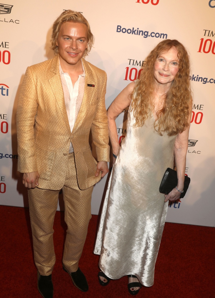 Φωτογραφίες: Η  Μία Φάροου ποζάρει με τον γιο της στο κόκκινο χαλί του TIME 100 Gala