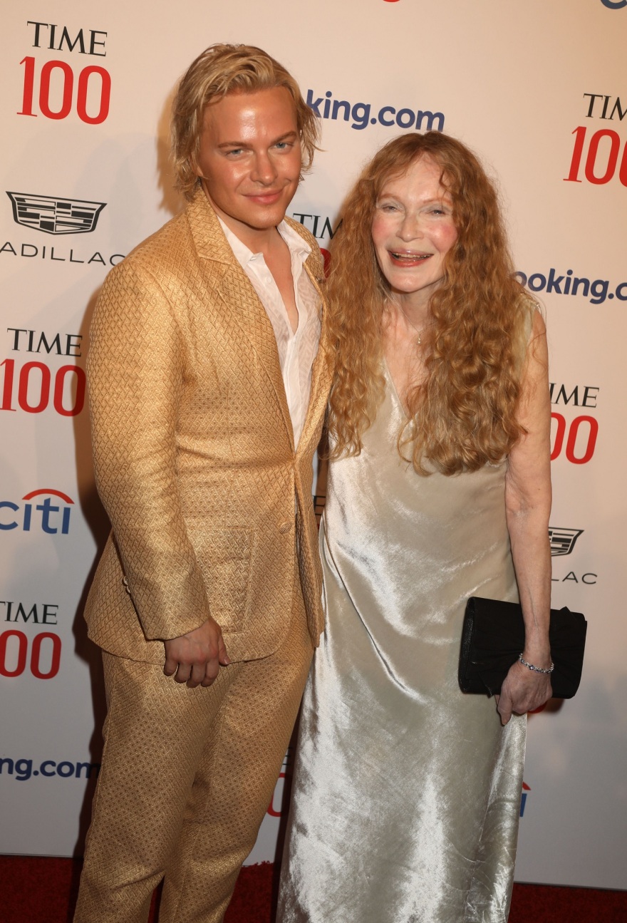 Φωτογραφίες: Η  Μία Φάροου ποζάρει με τον γιο της στο κόκκινο χαλί του TIME 100 Gala