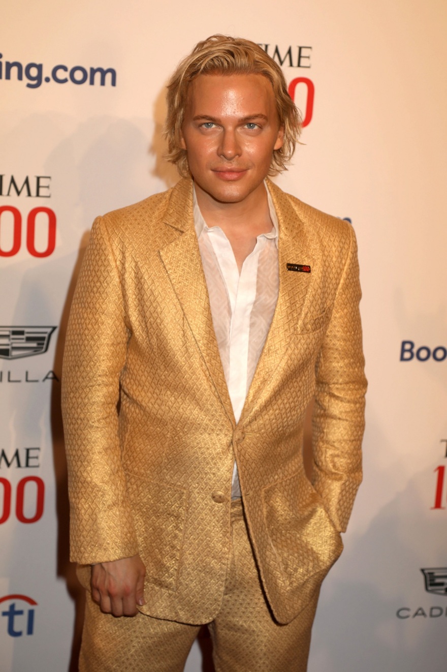 Φωτογραφίες: Η  Μία Φάροου ποζάρει με τον γιο της στο κόκκινο χαλί του TIME 100 Gala