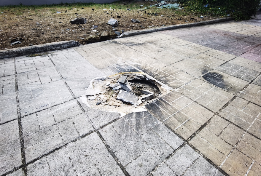 Ασπρόπυργος: Ανατίναξαν σταθμευμένο αυτοκίνητο σε κεντρικό δρόμο - Δείτε φωτογραφίες