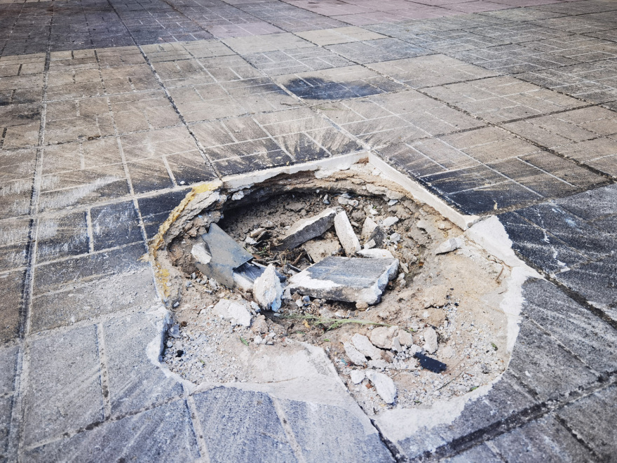 Ασπρόπυργος: Ανατίναξαν σταθμευμένο αυτοκίνητο σε κεντρικό δρόμο - Δείτε φωτογραφίες