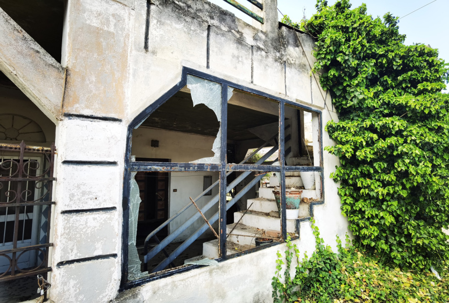 Ασπρόπυργος: Ανατίναξαν σταθμευμένο αυτοκίνητο σε κεντρικό δρόμο - Δείτε φωτογραφίες