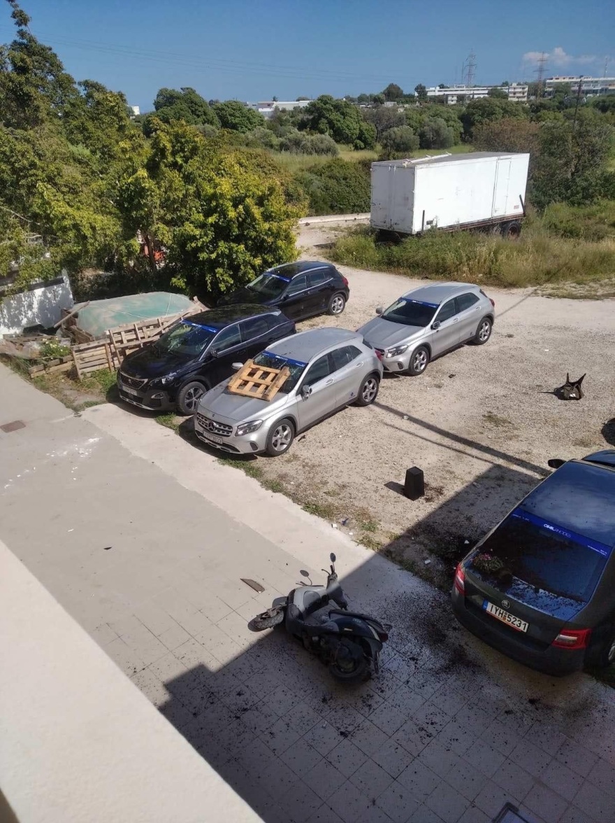 Ιδιοκτήτες ταξί έσπασαν αυτοκίνητα της Uber στη Ρόδο - Στα άκρα η κόντρα εν όψει τουριστικής περιόδου