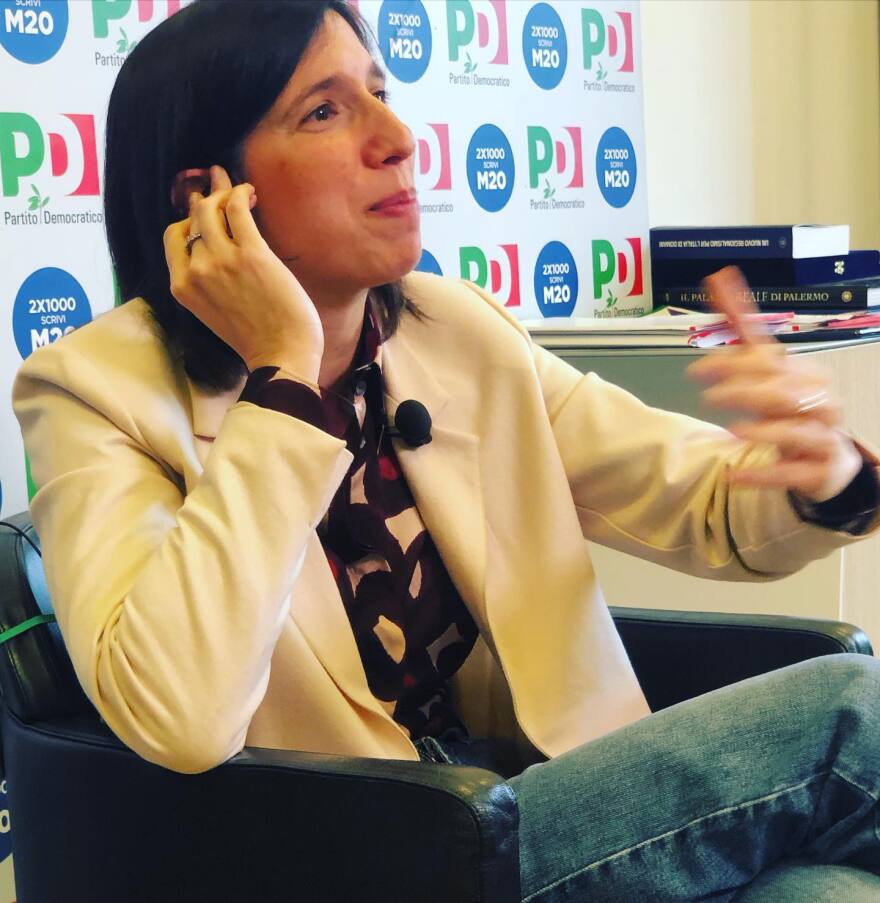 Ιταλία - Έλι Σλάιν: Αντιδράσεις για τη γραμματέα του Δημοκρατικού Κόμματος - Πληρώνει... ειδικό για να διαλέγει τα χρώματα στα ρούχα της