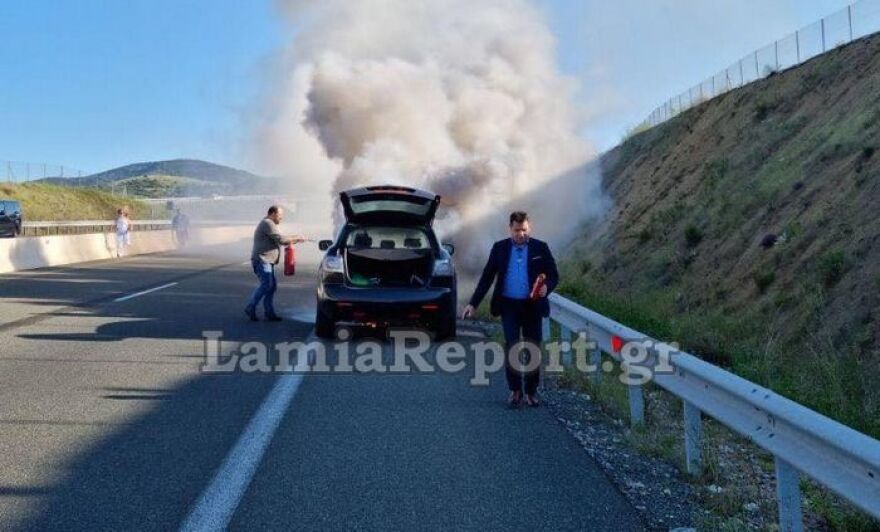 Φωτιά σε αυτοκίνητο με τρεις δημάρχους της Φθιώτιδας