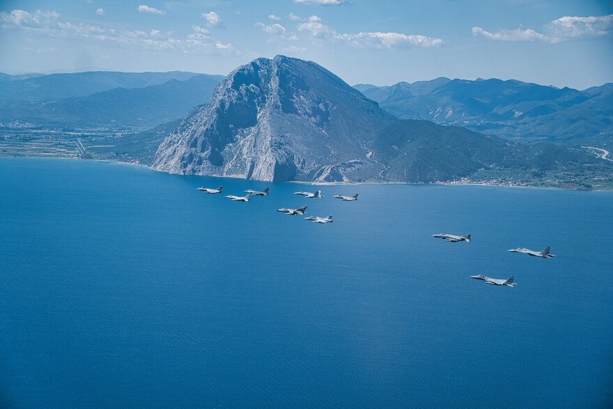 Ηνίοχος 2023: Εντυπωσιακό βίντεο με τα μαχητικά να πετούν πάνω από την Ακρόπολη