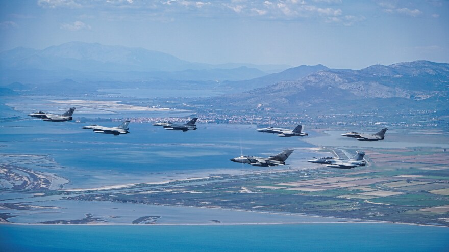 Ηνίοχος 2023: Εντυπωσιακό βίντεο με τα μαχητικά να πετούν πάνω από την Ακρόπολη