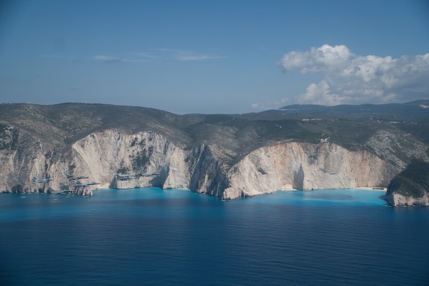 Ηνίοχος 2023: Εντυπωσιακό βίντεο με τα μαχητικά να πετούν πάνω από την Ακρόπολη