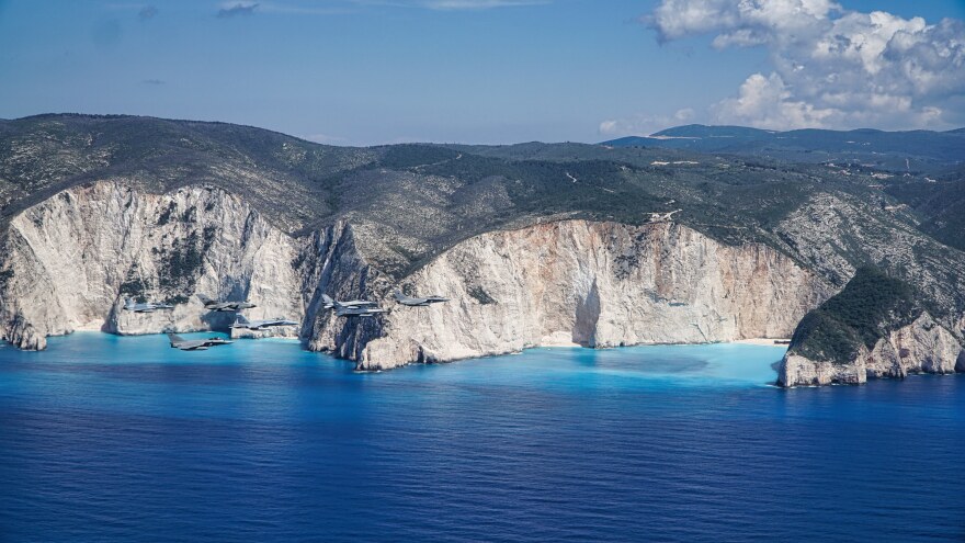 Ηνίοχος 2023: Εντυπωσιακό βίντεο με τα μαχητικά να πετούν πάνω από την Ακρόπολη