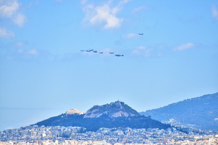 Ηνίοχος 2023: Εντυπωσιακό βίντεο με τα μαχητικά να πετούν πάνω από την Ακρόπολη