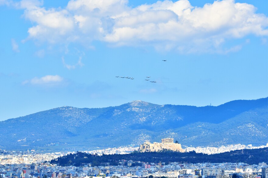 Ηνίοχος 2023: Εντυπωσιακό βίντεο με τα μαχητικά να πετούν πάνω από την Ακρόπολη