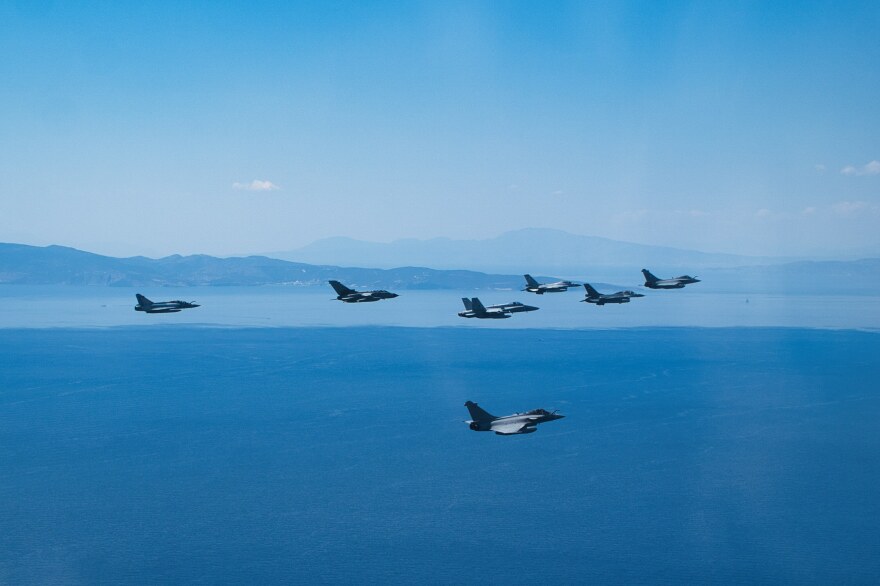 Ηνίοχος 2023: Εντυπωσιακό βίντεο με τα μαχητικά να πετούν πάνω από την Ακρόπολη