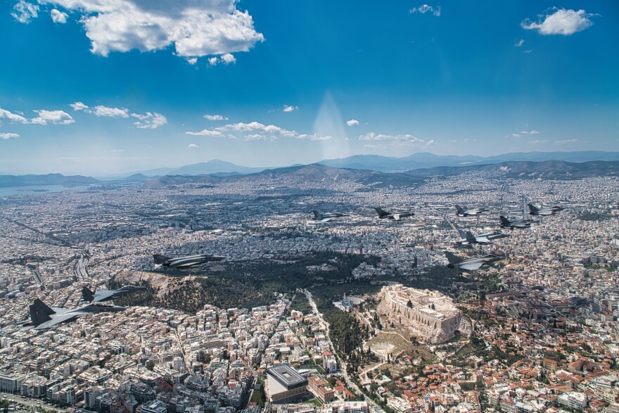 Ηνίοχος 2023: Εντυπωσιακό βίντεο με τα μαχητικά να πετούν πάνω από την Ακρόπολη