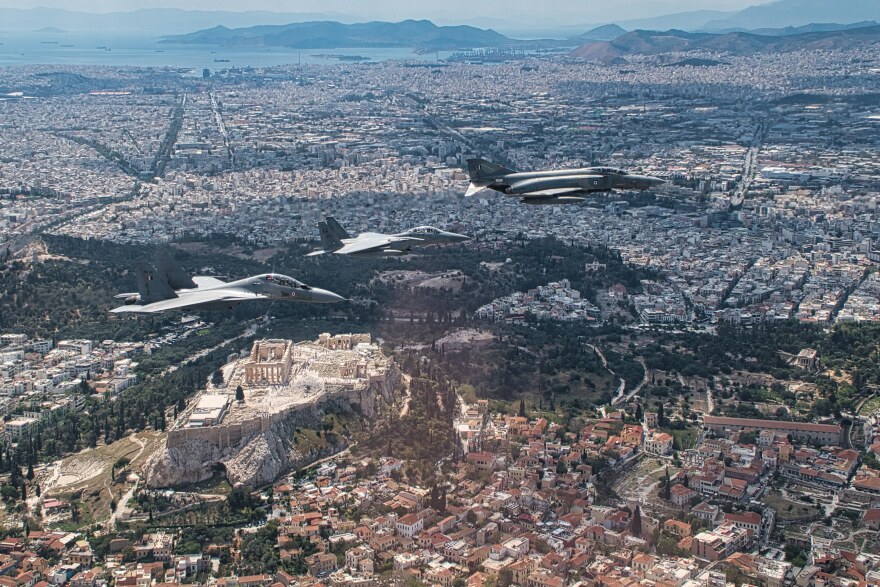 Ηνίοχος 2023: Εντυπωσιακό βίντεο με τα μαχητικά να πετούν πάνω από την Ακρόπολη