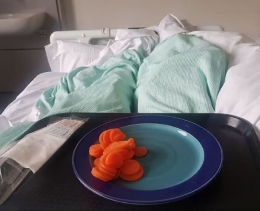 Ηνωμένο Βασίλειο: Έξαλλος vegan ακτιβιστής που έφαγε... νερόβραστα καρότα σε νοσοκομείο - Δείτε φωτογραφία