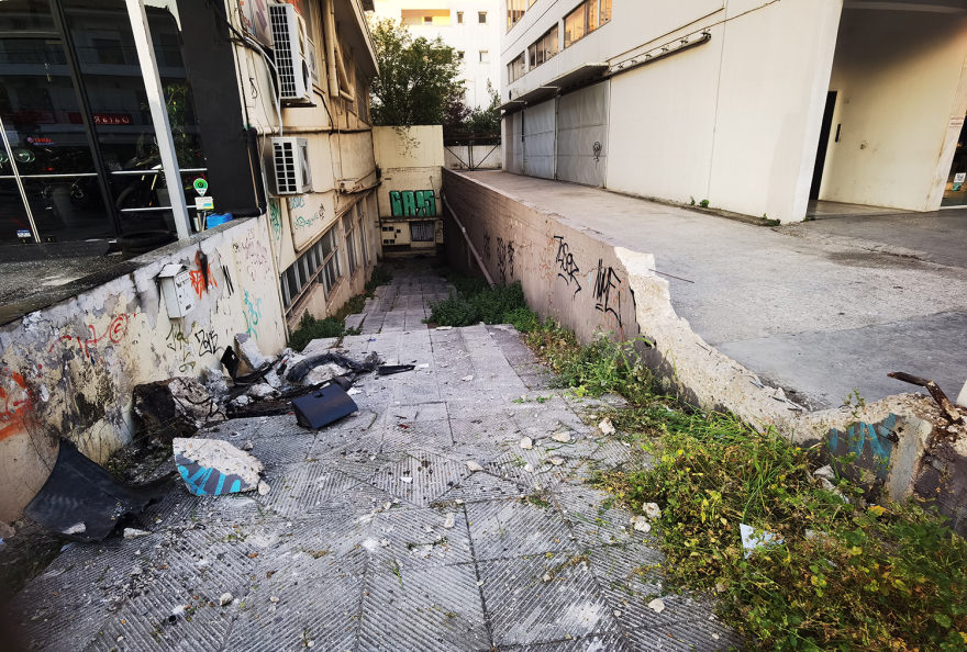 Σοβαρό τροχαίο στην Αγία Παρασκευή - Στο νοσοκομείο ο οδηγός