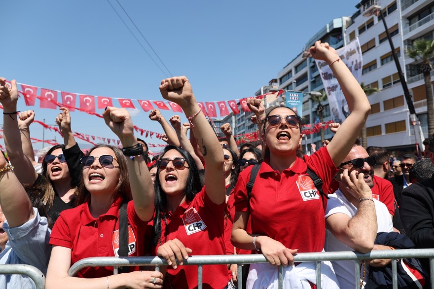 Το «κόκκινο ποτάμι» του Κιλιντσντάρογλου στη Σμύρνη - Αμφίρροπη η μάχη λένε οι δημοσκόποι