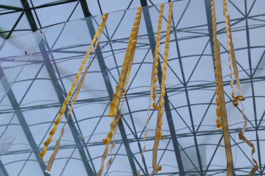 ΠΑΟ-ΑΕΚ: Οι οπαδοί των πρασίνων κρέμασαν μεζούρες στην εξέδρα 