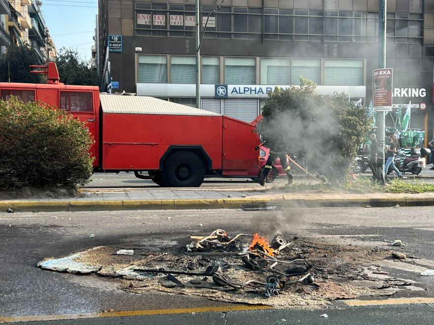 ΠΑΟ - ΑΕΚ: Επεισόδια οπαδών του Παναθηναϊκού με τα ΜΑΤ έξω από την Λεωφόρο 