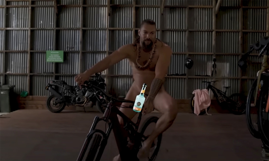 Τζέισον Μομόα: Εμφανίστηκε ολόγυμνος για να διαφημίσει τη βότκα του