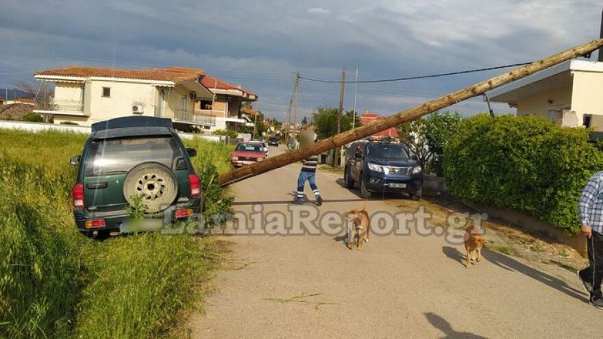 Σοβαρό τροχαίο στο Λιανοκλάδι: Αυτοκίνητο έπεσε πάνω σε κολόνα - Δείτε φωτογραφίες
