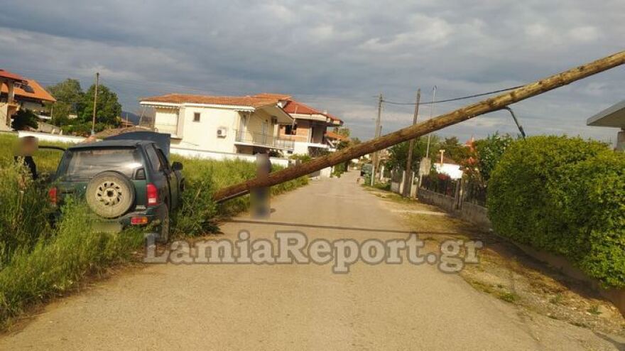 Σοβαρό τροχαίο στο Λιανοκλάδι: Αυτοκίνητο έπεσε πάνω σε κολόνα - Δείτε φωτογραφίες
