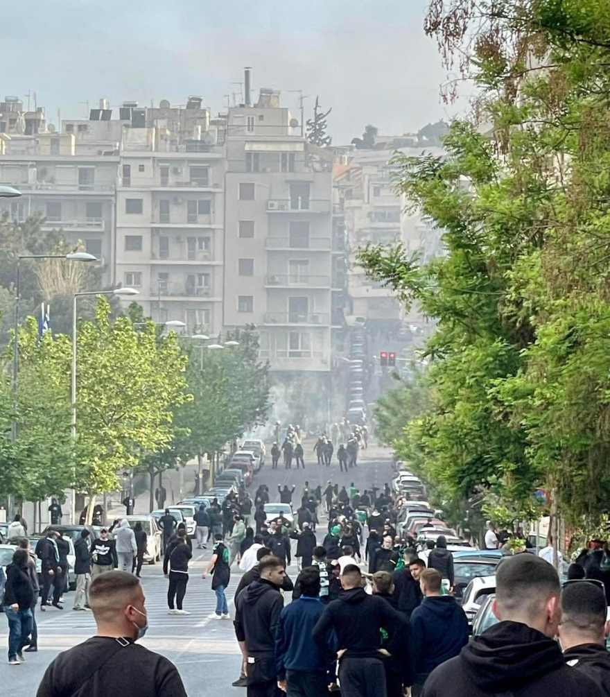 ΠΑΟ - ΑΕΚ: Επεισόδια οπαδών του Παναθηναϊκού με τα ΜΑΤ έξω από την Λεωφόρο 