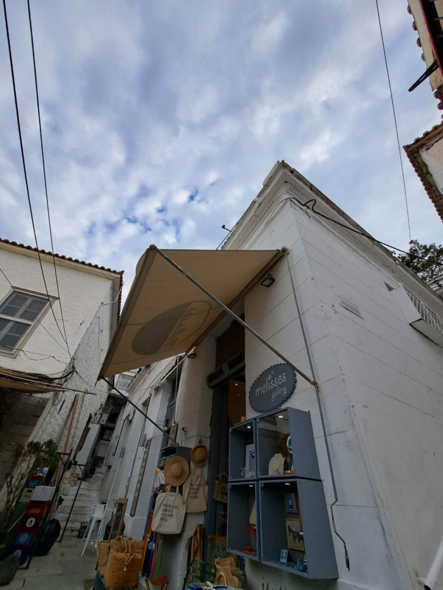 Κακοποίηση γάτας στην Ύδρα: Στα κρατητήρια μέχρι να απολογηθεί ο άνδρας που την πέταξε από 8 μέτρα