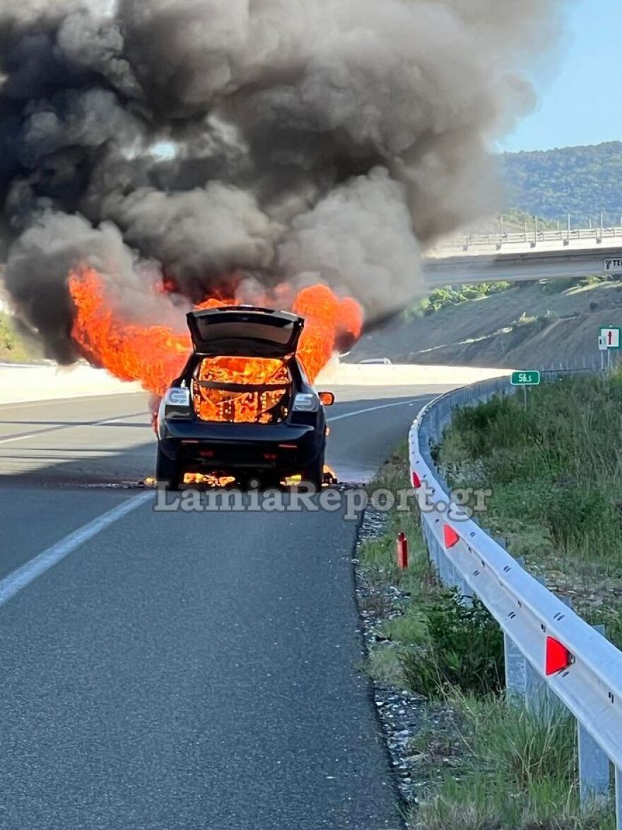 Λαμία: «Είμαστε πολύ σκληροί για να πεθάνουμε» - Τι λένε οι Δήμαρχοι μετά τη φωτιά στο αυτοκίνητο