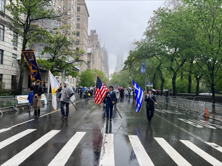 Νέα Υόρκη: Με ελληνικές σημαίες και Εύζωνες γέμισε η 5η λεωφόρος στο Μανχάταν