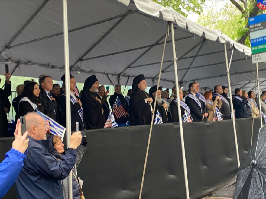 Νέα Υόρκη: Με ελληνικές σημαίες και Εύζωνες γέμισε η 5η λεωφόρος στο Μανχάταν