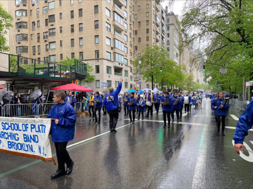 Νέα Υόρκη: Με ελληνικές σημαίες και Εύζωνες γέμισε η 5η λεωφόρος στο Μανχάταν