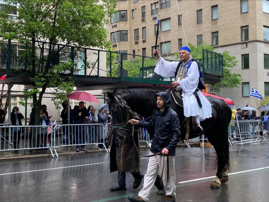 Νέα Υόρκη: Με ελληνικές σημαίες και Εύζωνες γέμισε η 5η λεωφόρος στο Μανχάταν