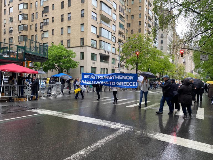 Νέα Υόρκη: Με ελληνικές σημαίες και Εύζωνες γέμισε η 5η λεωφόρος στο Μανχάταν