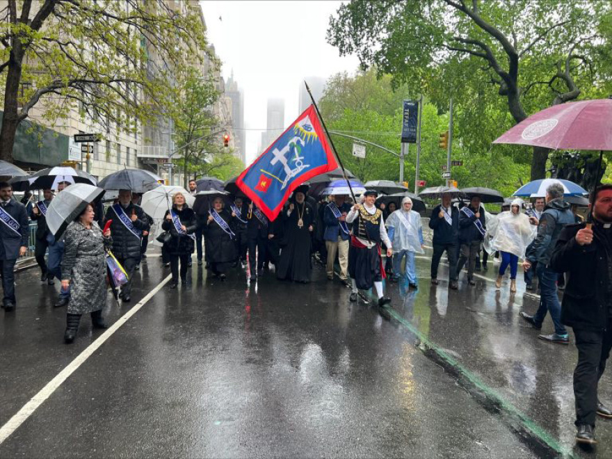 Νέα Υόρκη: Με ελληνικές σημαίες και Εύζωνες γέμισε η 5η λεωφόρος στο Μανχάταν