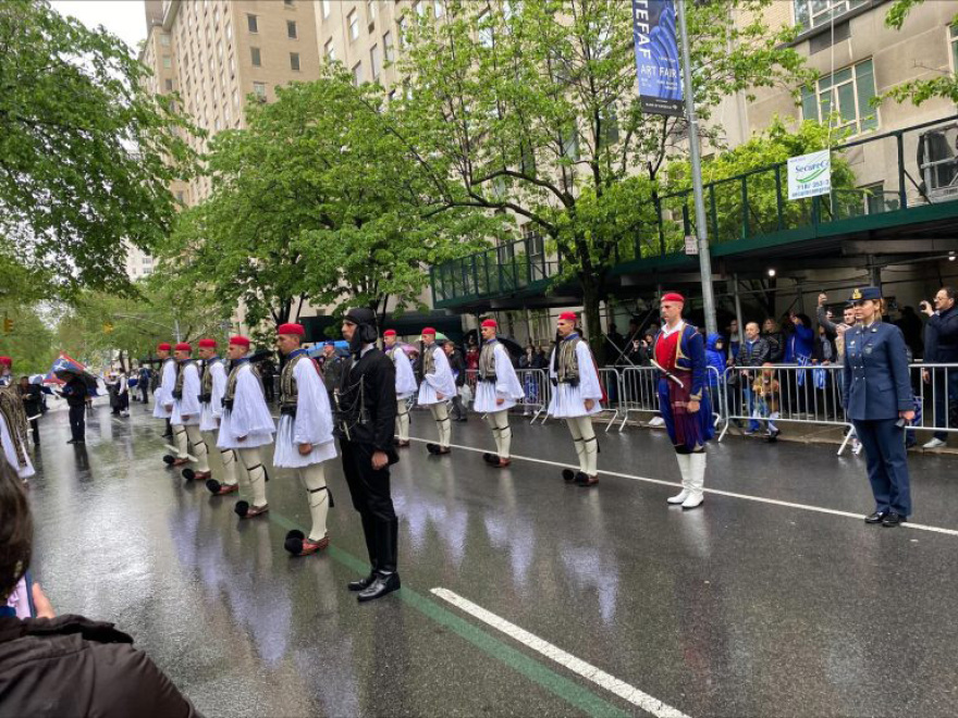 Νέα Υόρκη: Με ελληνικές σημαίες και Εύζωνες γέμισε η 5η λεωφόρος στο Μανχάταν