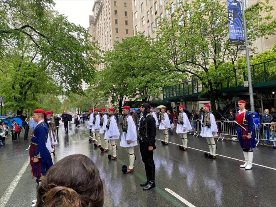 Νέα Υόρκη: Με ελληνικές σημαίες και Εύζωνες γέμισε η 5η λεωφόρος στο Μανχάταν