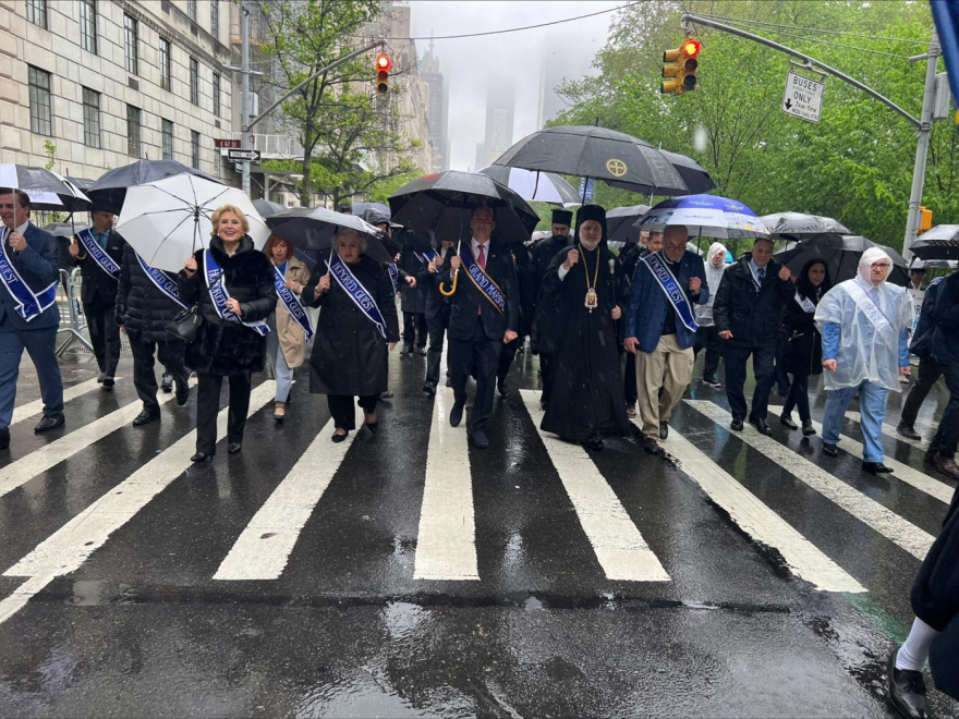 Νέα Υόρκη: Με ελληνικές σημαίες και Εύζωνες γέμισε η 5η λεωφόρος στο Μανχάταν