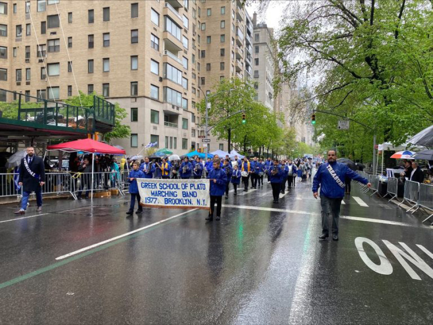Νέα Υόρκη: Με ελληνικές σημαίες και Εύζωνες γέμισε η 5η λεωφόρος στο Μανχάταν