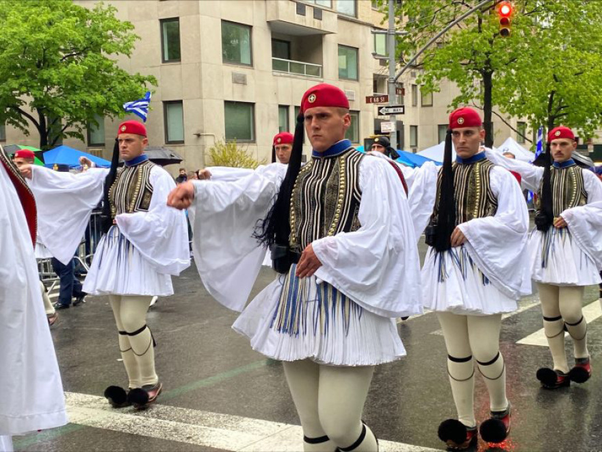 Νέα Υόρκη: Με ελληνικές σημαίες και Εύζωνες γέμισε η 5η λεωφόρος στο Μανχάταν