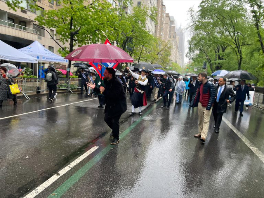 Νέα Υόρκη: Με ελληνικές σημαίες και Εύζωνες γέμισε η 5η λεωφόρος στο Μανχάταν