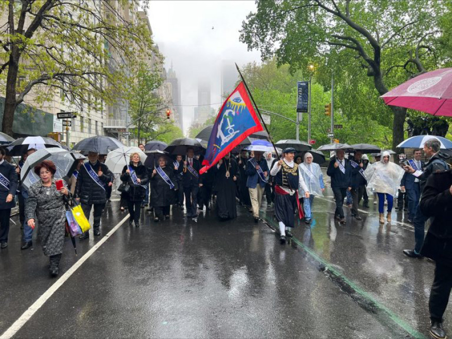Νέα Υόρκη: Με ελληνικές σημαίες και Εύζωνες γέμισε η 5η λεωφόρος στο Μανχάταν