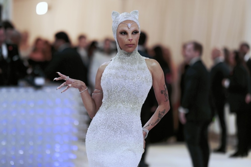 Met Gala 2023: Πέρλες, γάτες και ανατρεπτικές εμφανίσεις προς τιμή του Καρλ Λάγκερφελντ