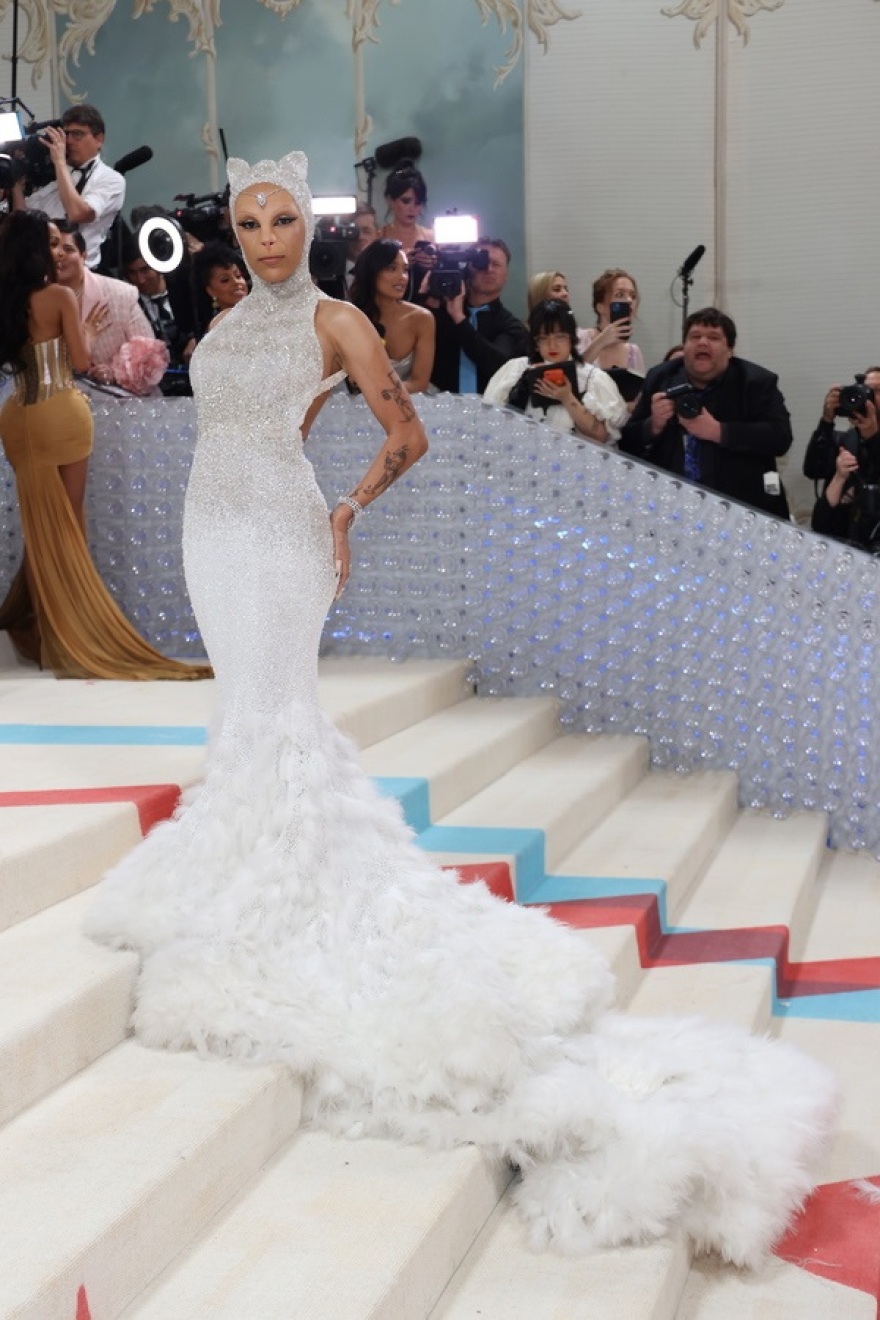 Met Gala 2023: Πέρλες, γάτες και ανατρεπτικές εμφανίσεις προς τιμή του Καρλ Λάγκερφελντ
