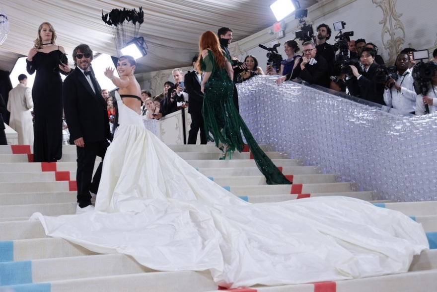 Met Gala 2023: Πέρλες, γάτες και ανατρεπτικές εμφανίσεις προς τιμή του Καρλ Λάγκερφελντ