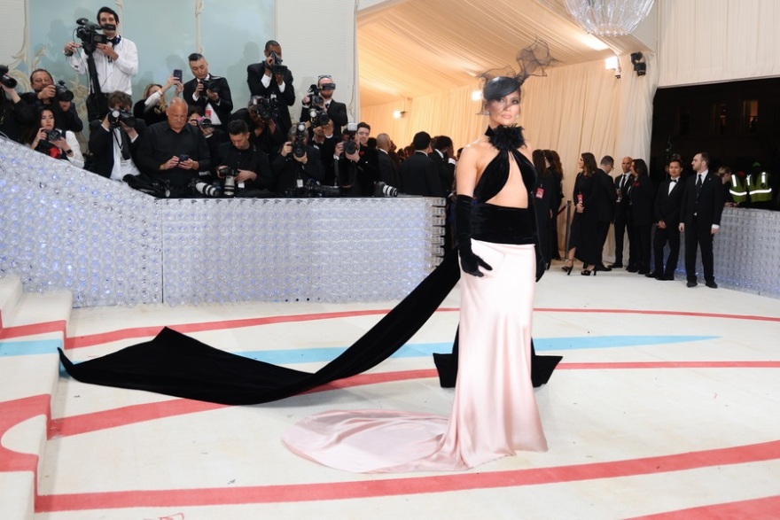 Met Gala 2023: Πέρλες, γάτες και ανατρεπτικές εμφανίσεις προς τιμή του Καρλ Λάγκερφελντ