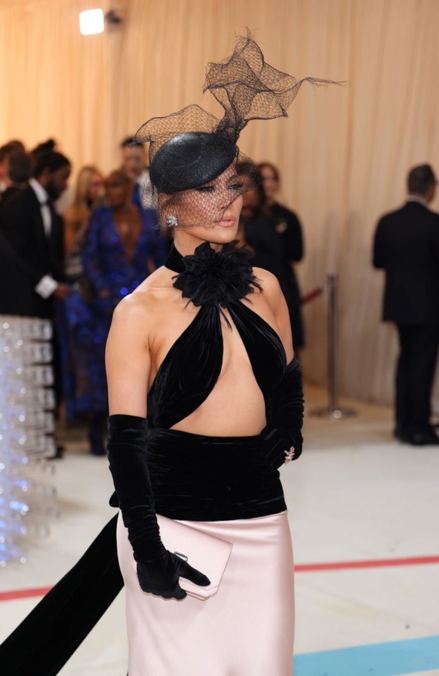 Met Gala 2023: Πέρλες, γάτες και ανατρεπτικές εμφανίσεις προς τιμή του Καρλ Λάγκερφελντ