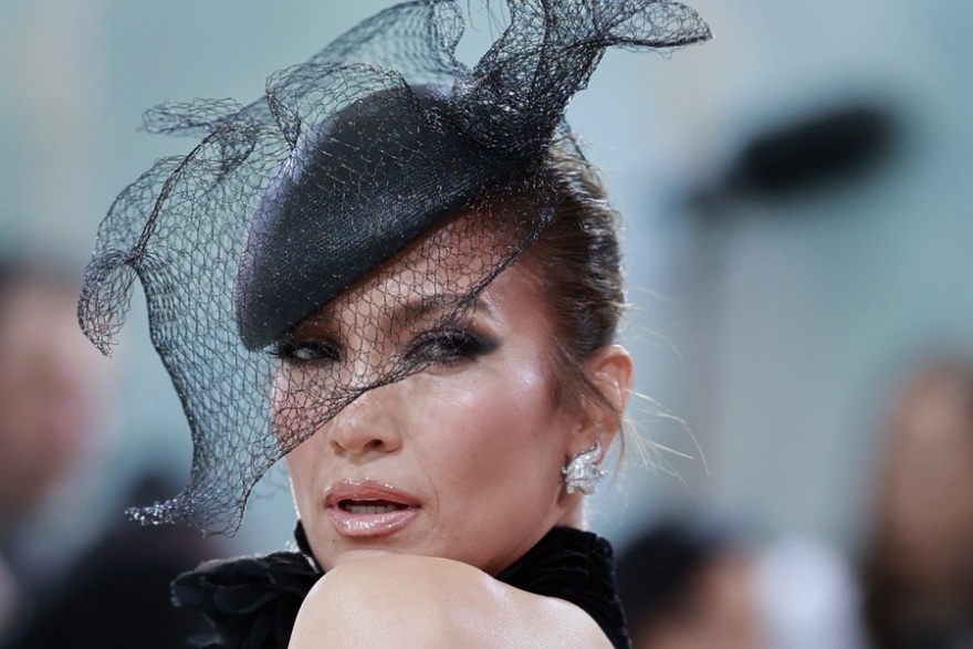 Met Gala 2023: Πέρλες, γάτες και ανατρεπτικές εμφανίσεις προς τιμή του Καρλ Λάγκερφελντ